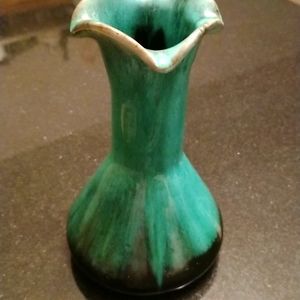 🌷Beautiful Handmade Blue Mountain Pottery tulip vase🌷